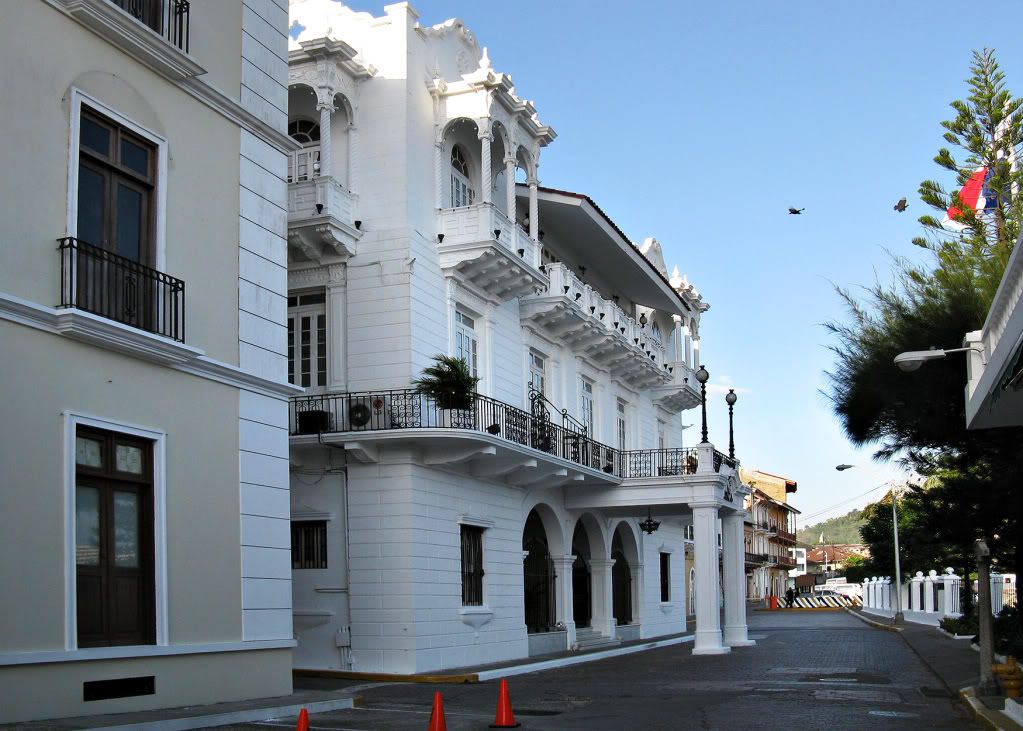 In Search of Golden Nuggets at Casco Viejo’s Trails Lingua Franca